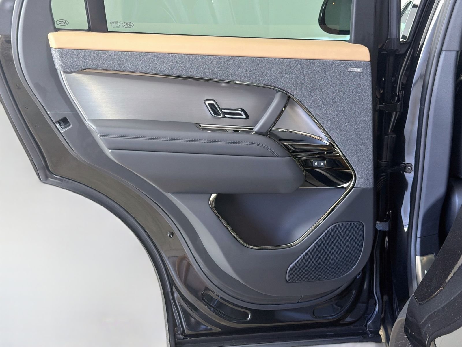New 2026 Santorini Black Land Rover Dynamic SE image 26