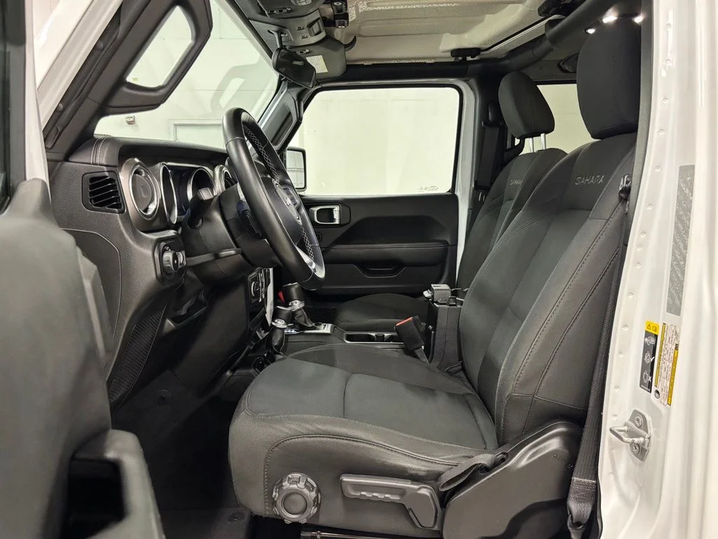 Used 2021 White Jeep Unlimited Sahara image 16