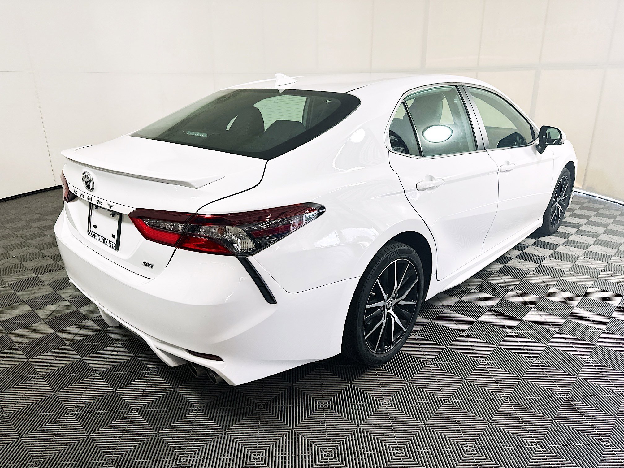 Used 2023 Ice Toyota SE image 3