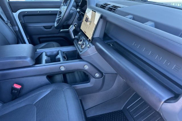 Used 2026 White Land Rover X-Dynamic SE image 15