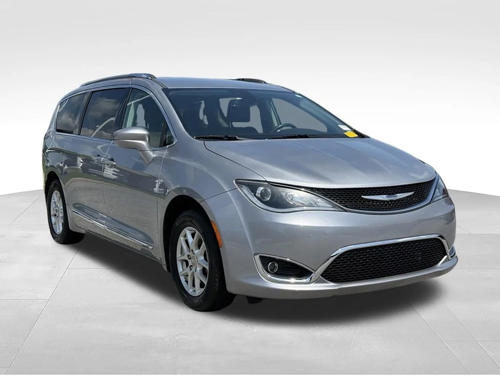 Used 2020 Silver Chrysler Touring L image 28