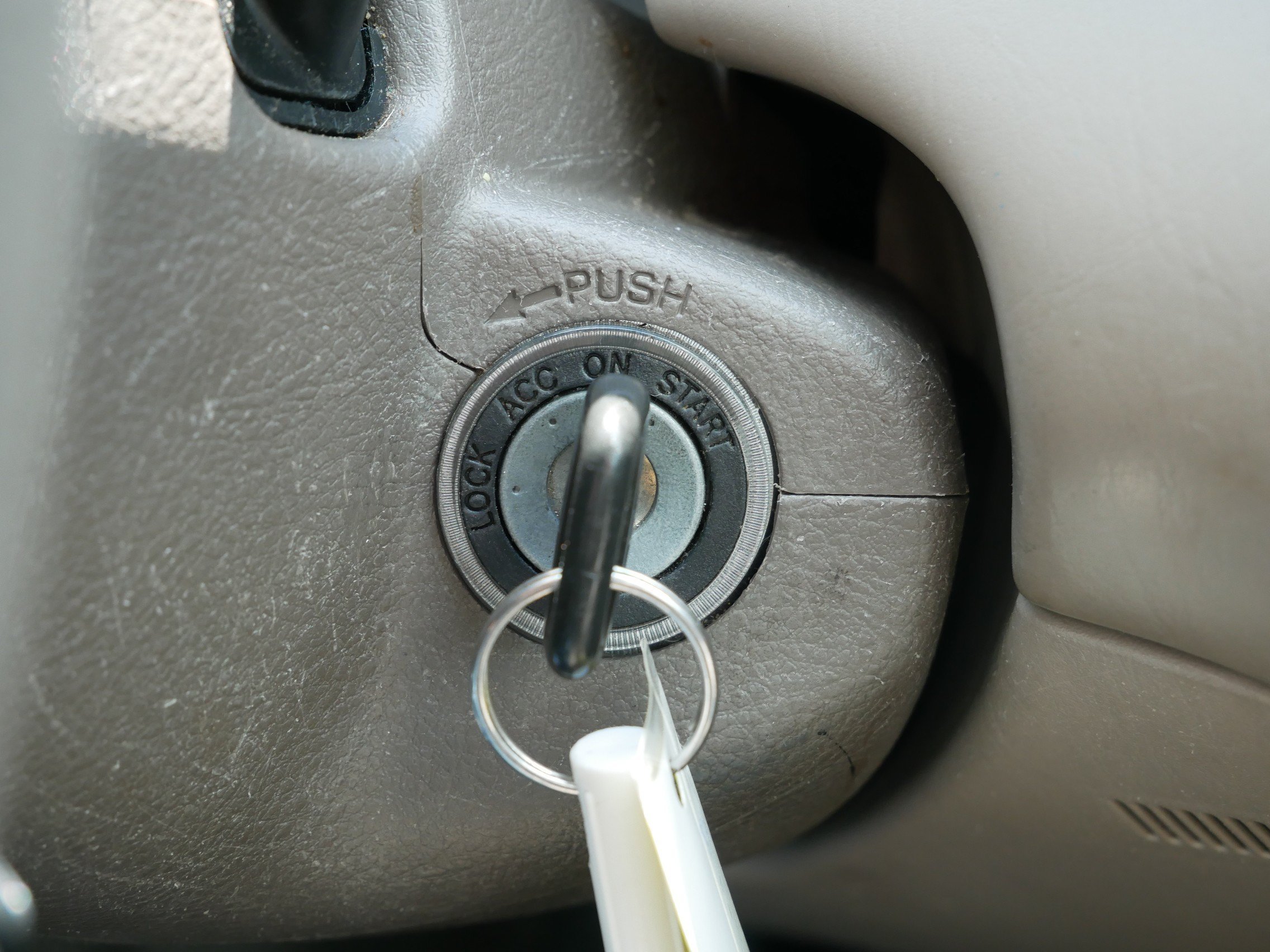 Used 2005 Gray Toyota LE image 22