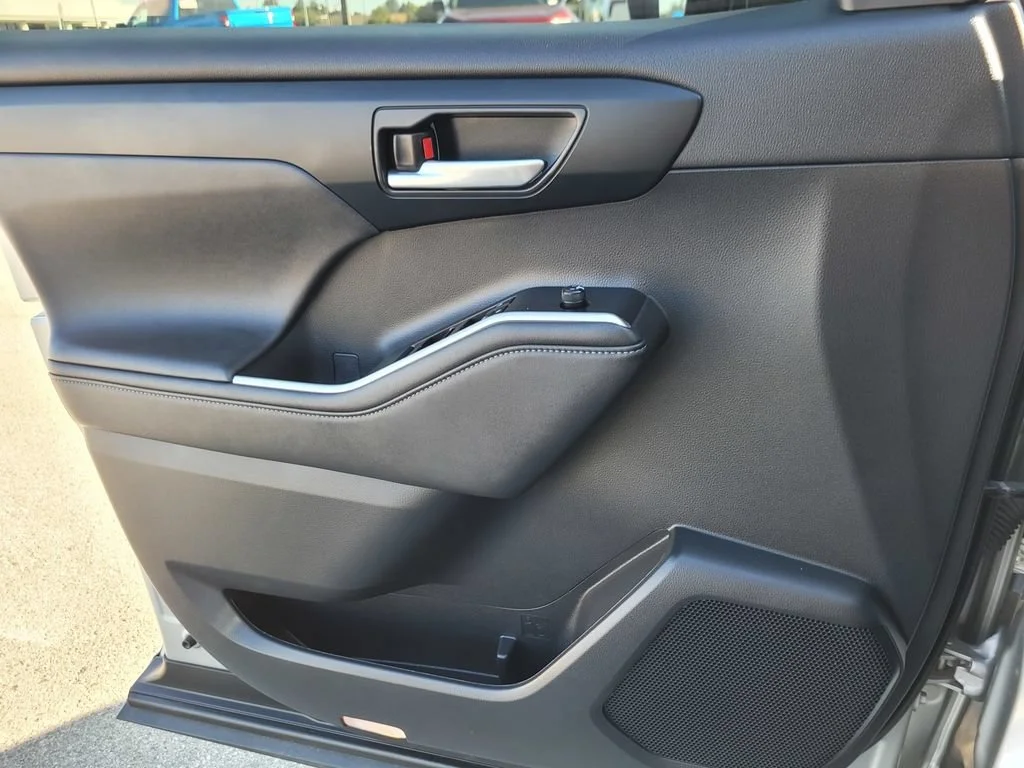 Used 2023  Toyota L image 38