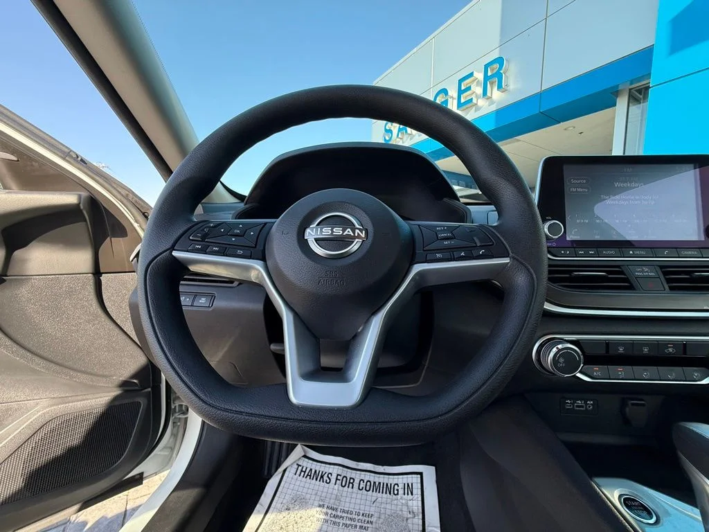 Used 2025 White Nissan 2.5 SV image 16