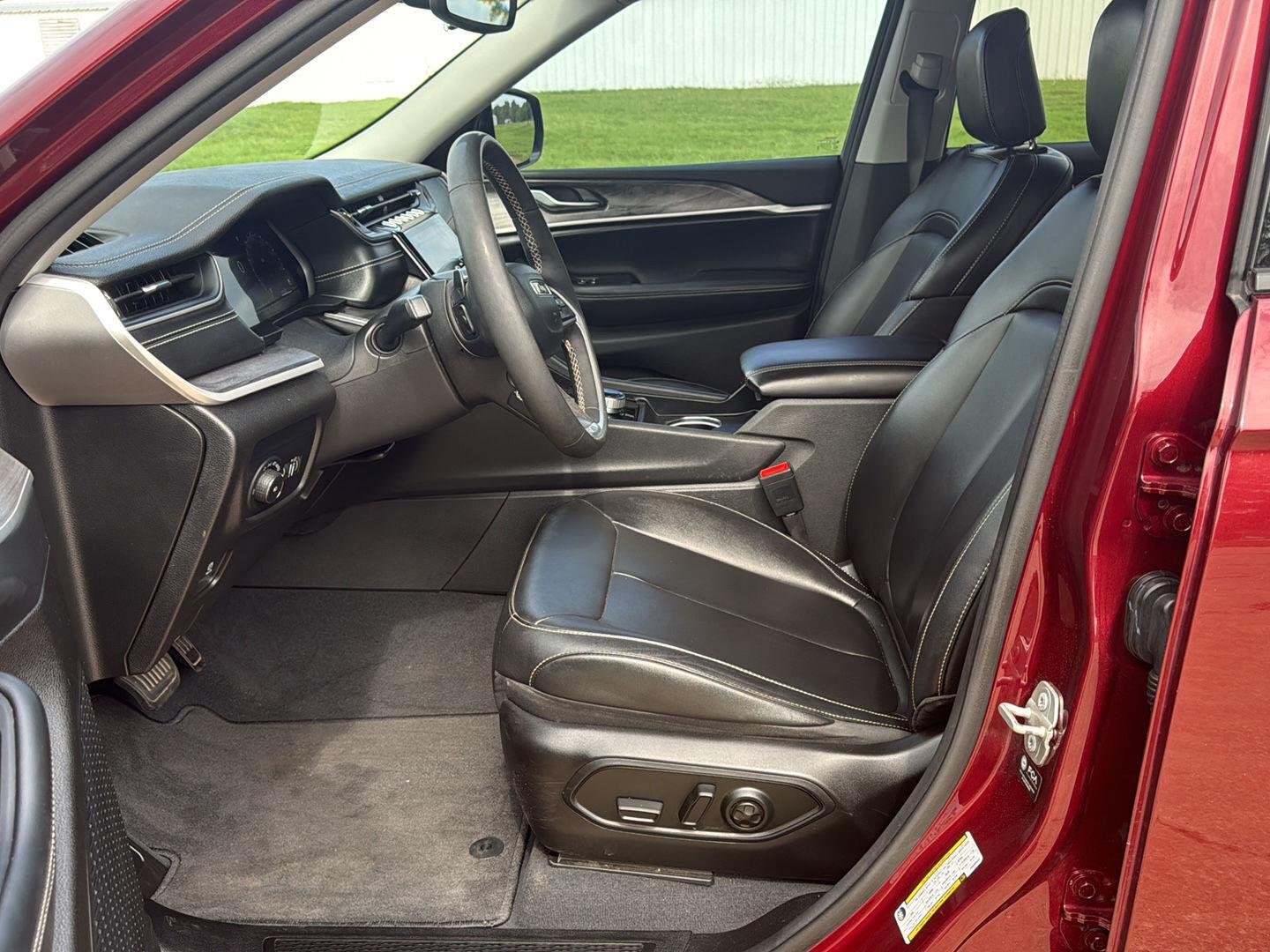 Used 2023 Velvet Red Pearlcoat Jeep Limited image 11
