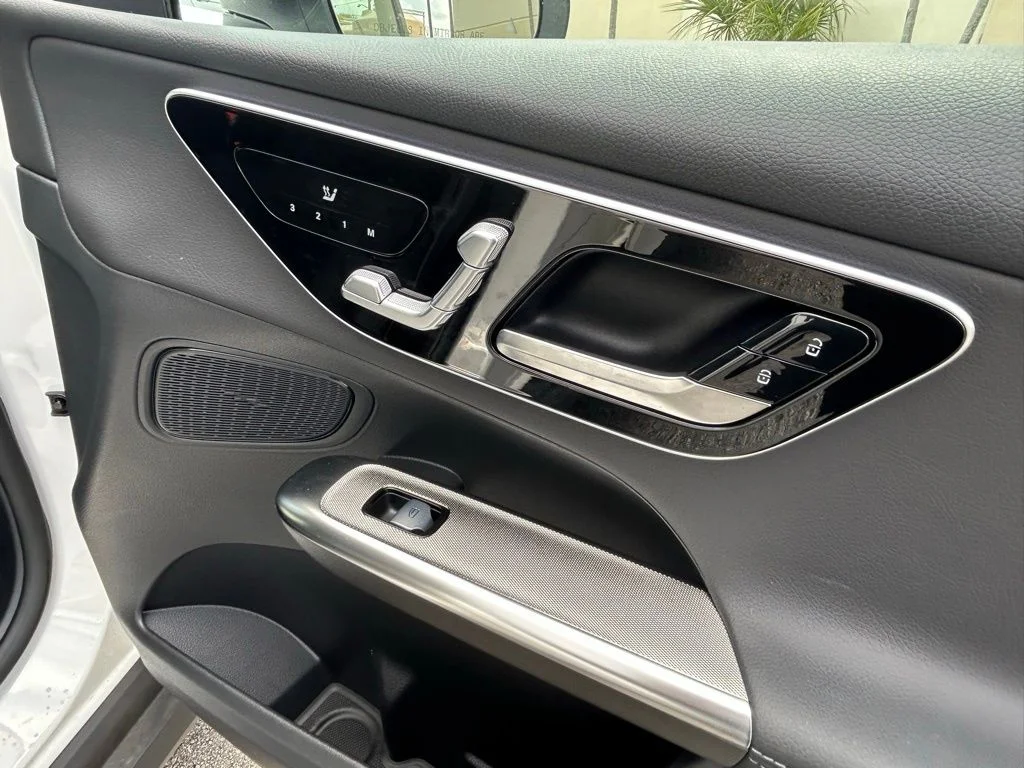 Used 2025  Mercedes-Benz GLC 300 image 31