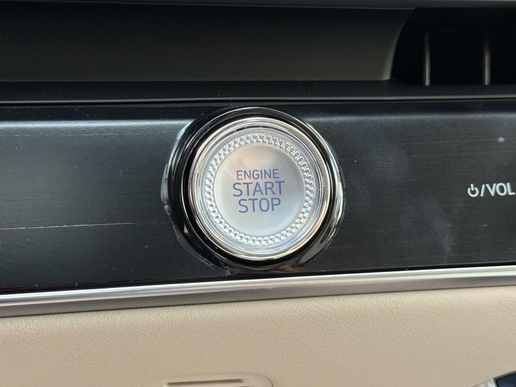 New 2026 White Genesis 2.5T Select image 31