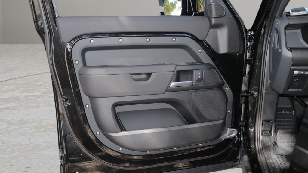 New 2026 Santorini Black Land Rover S image 9