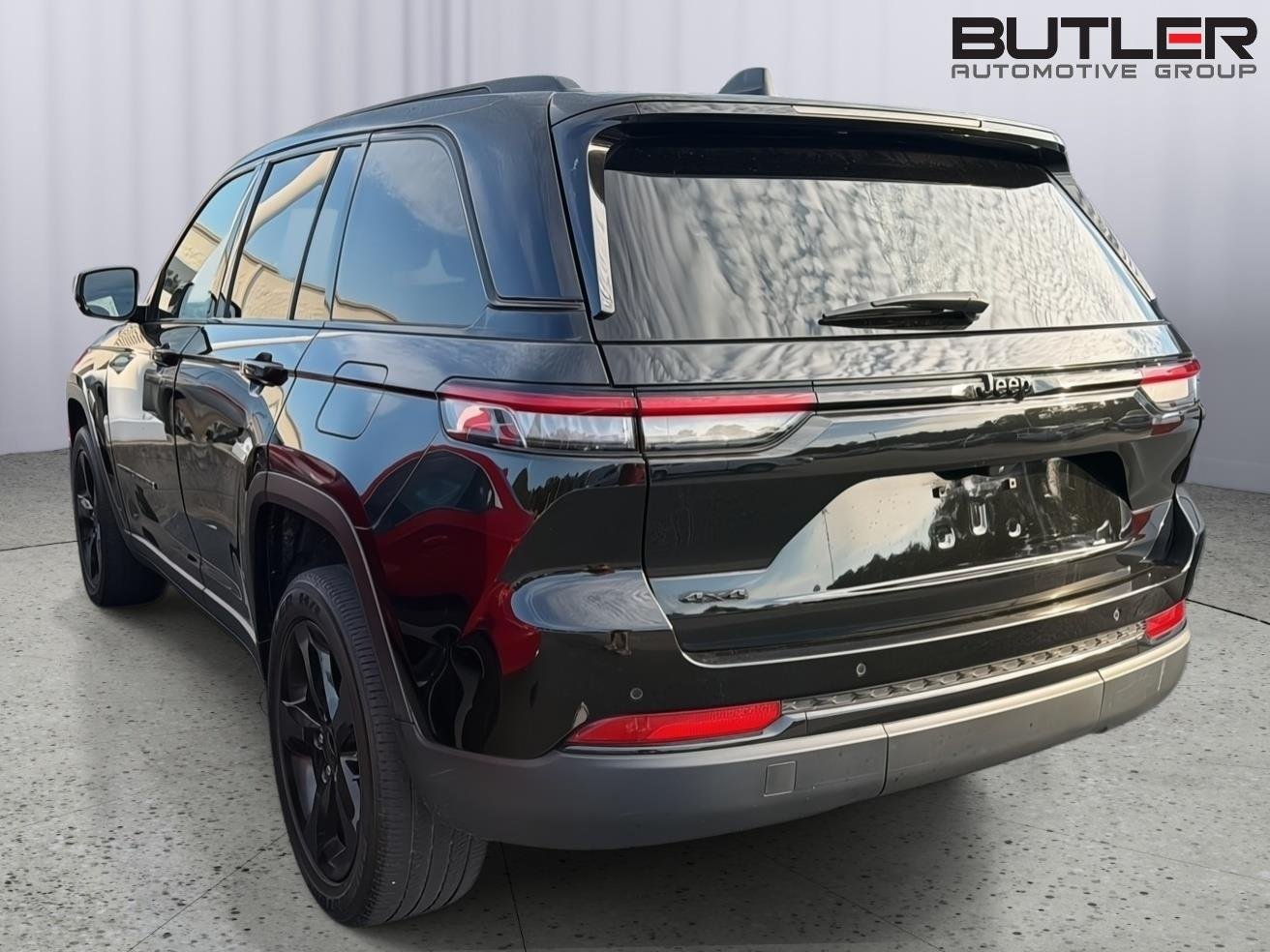 Used 2023 Diamond Black Crystal Pearlcoat Jeep Altitude X image 10