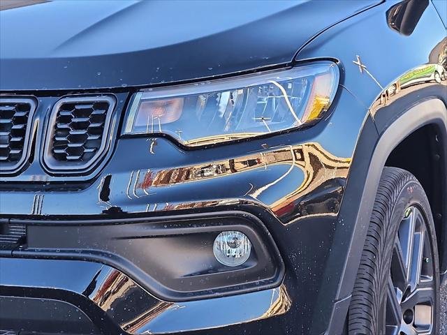 New 2026 Diamond Black Crystal Pearl-Coat Exterior Paint Jeep Latitude image 6