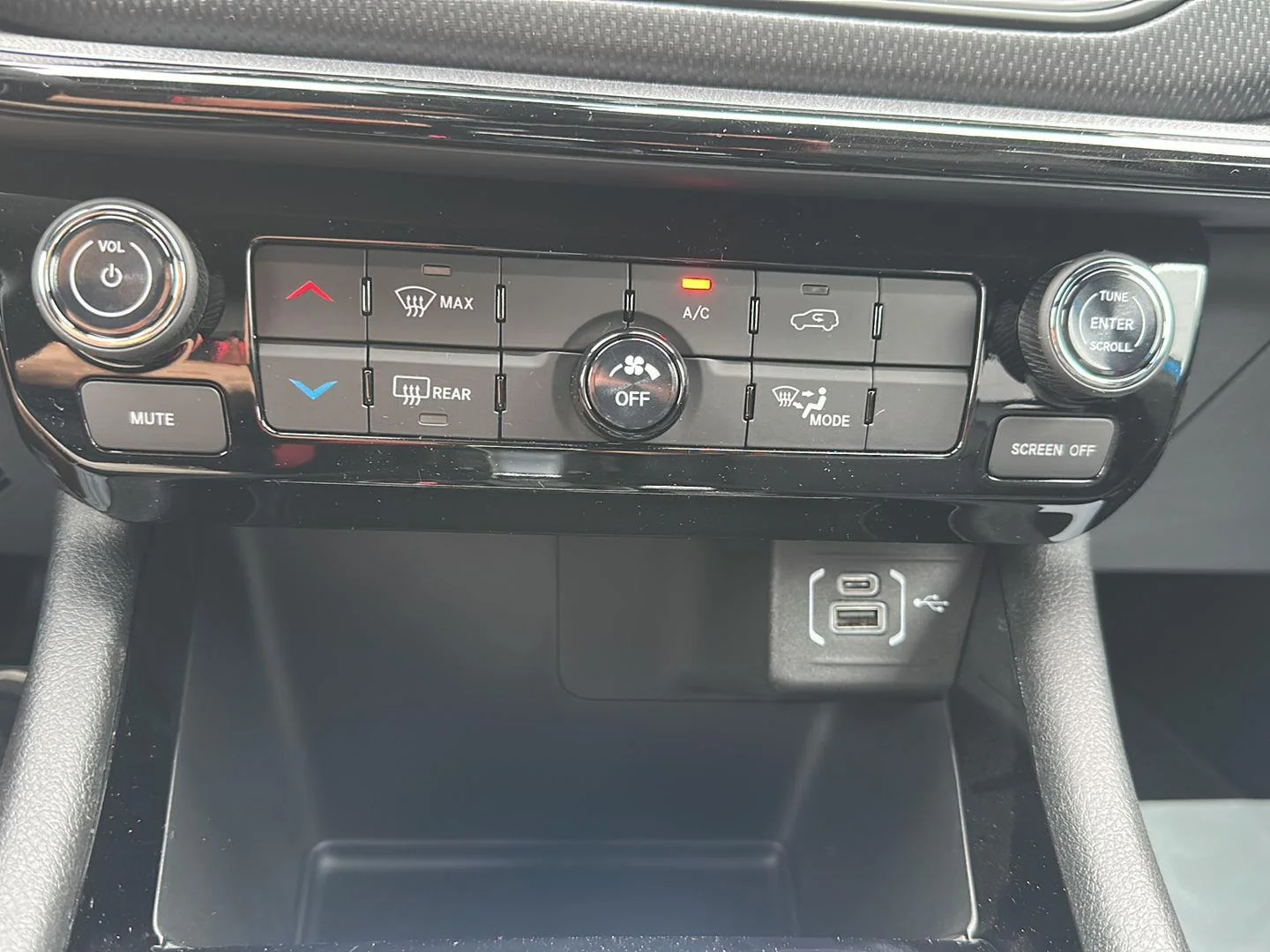 New 2026 Hydro Blue Pearlcoat Jeep Latitude Altitude image 19