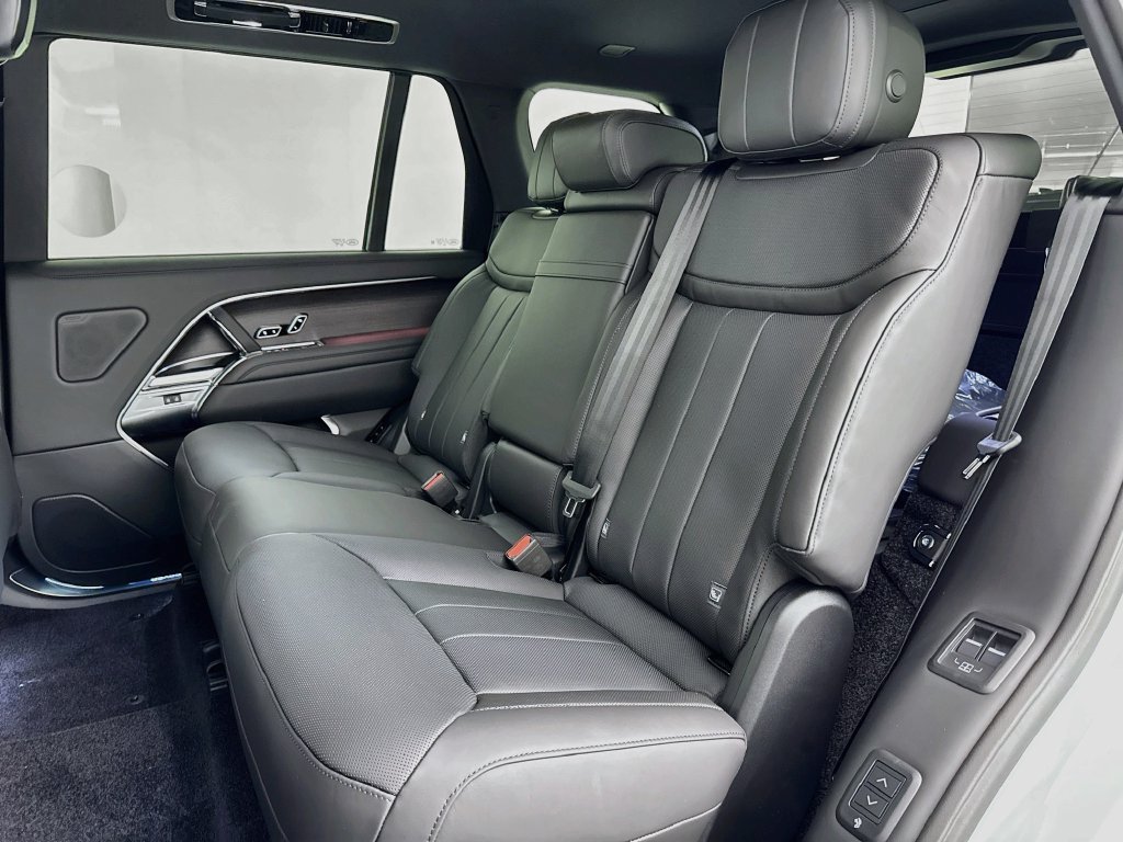 New 2027 Fuji White Land Rover SE image 25