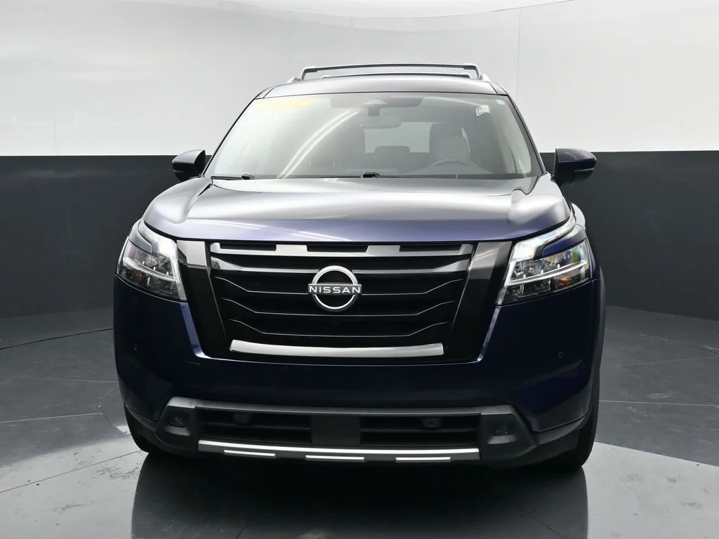 Used 2023 Blue Nissan SL image 3