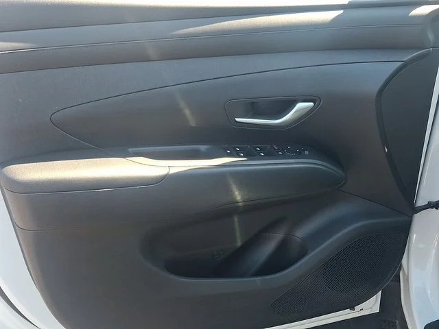 Used 2025 White Hyundai SEL Convenience image 12