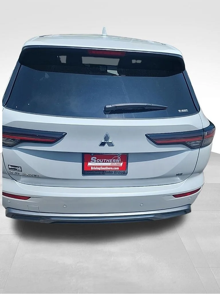 Used 2025 White Mitsubishi SE image 10