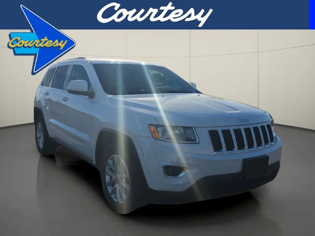 Used 2015 White/off-white Jeep Laredo image 1