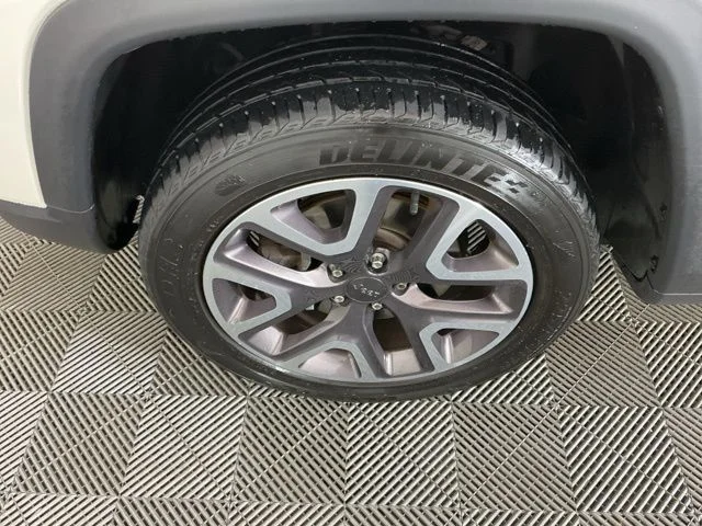 Used 2018 White Clearcoat Jeep Trailhawk image 31