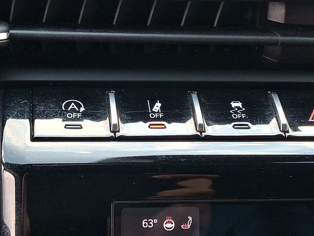 Used 2023 White Jeep Altitude image 23
