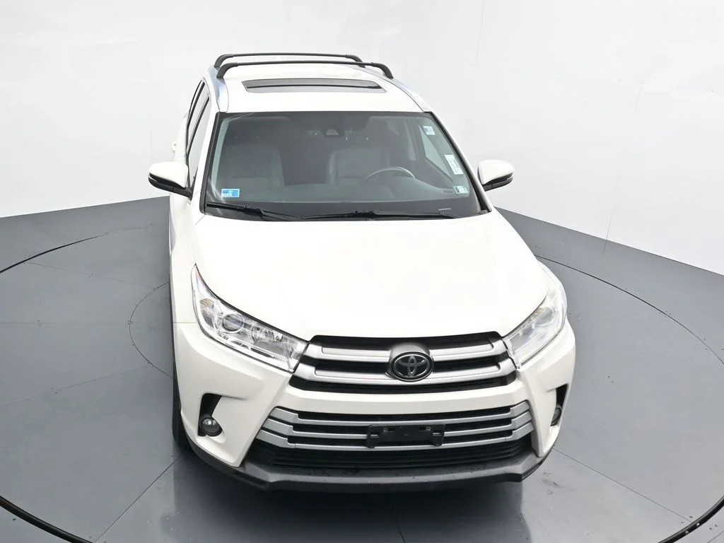 Used 2019 White Toyota XLE image 22