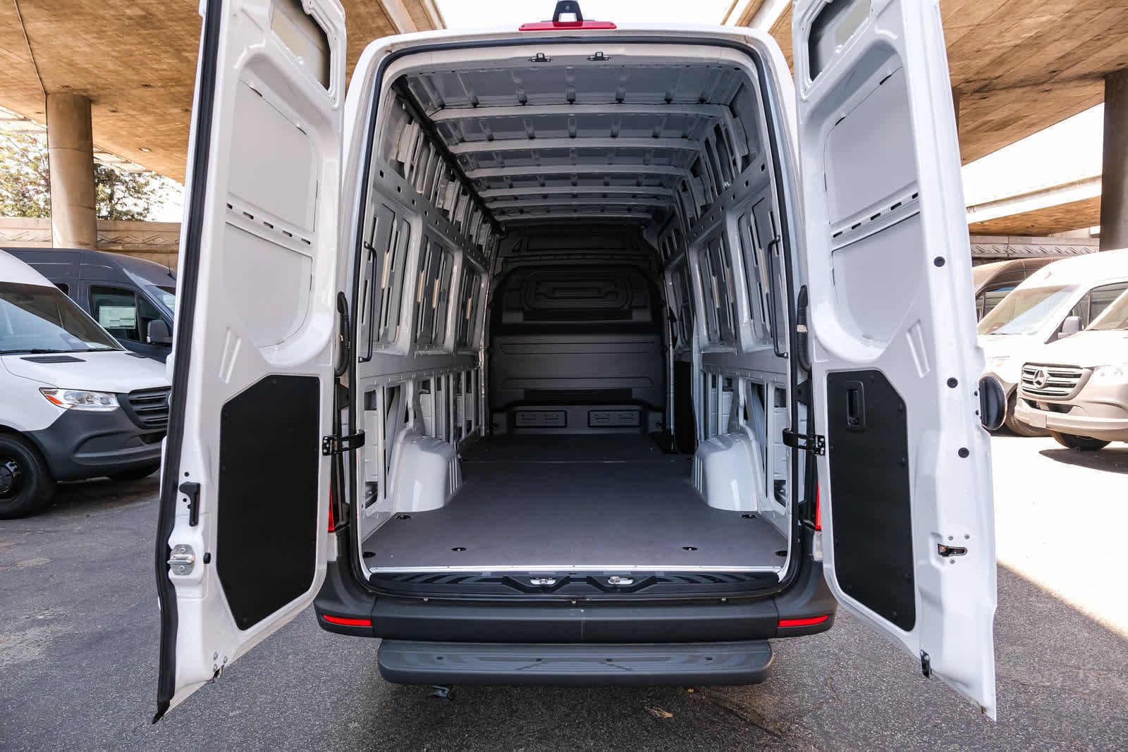 New 2025 Arctic+White Mercedes-Benz Cargo Van 170WB High Roof 113kw Battery RWD SO Mot image 35