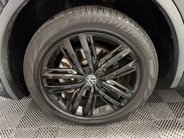 Certified Used 2022 Deep Black Pearl Effect Volkswagen 2.0T SE R-Line Black image 45