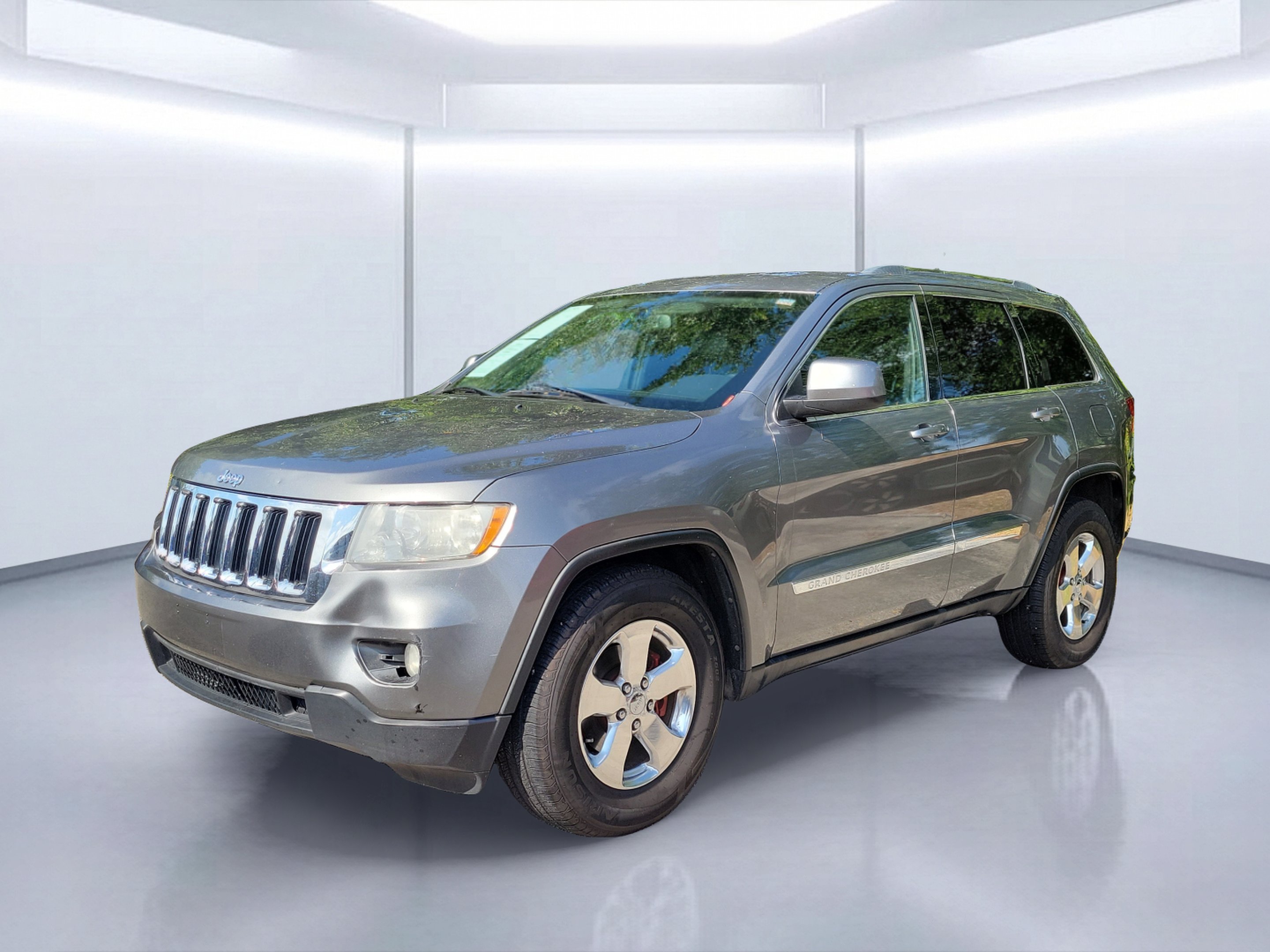 Used 2012 Mineral Gray Metallic Clearcoat Jeep Laredo image 2