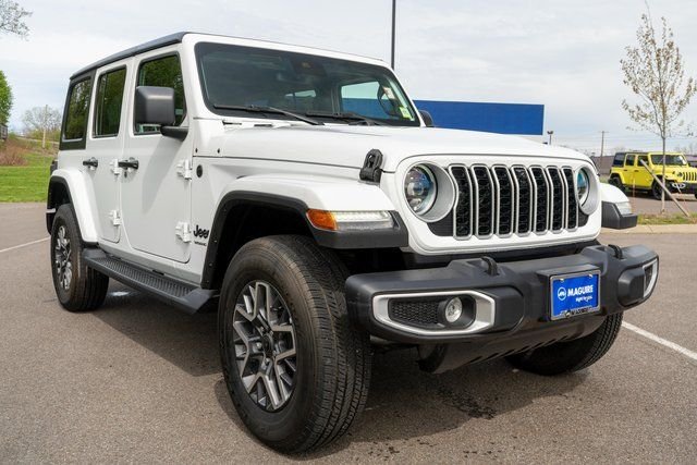 Used 2025  Jeep Sahara image 3
