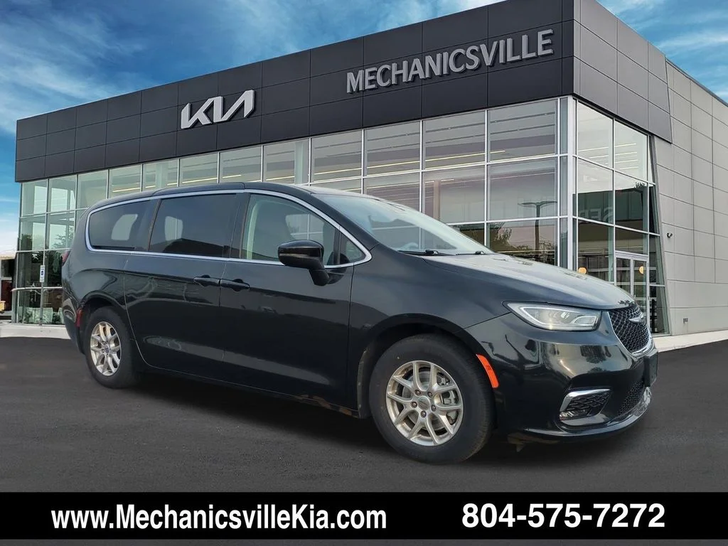 2023 Chrysler Pacifica Touring L's photo
