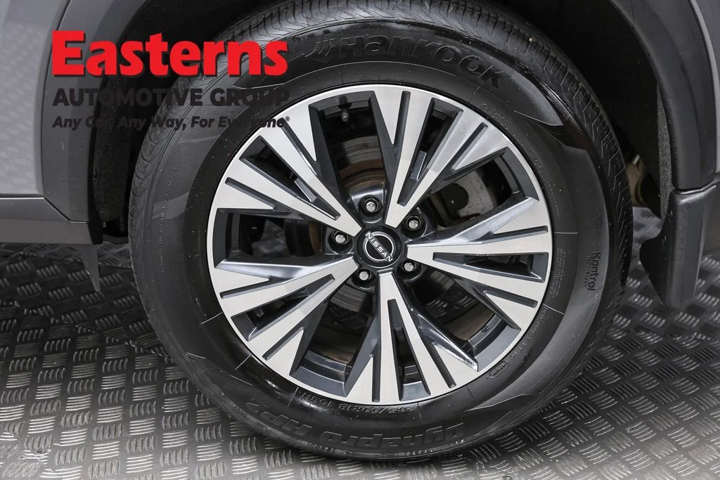 Used 2023 Gray Nissan SV image 8