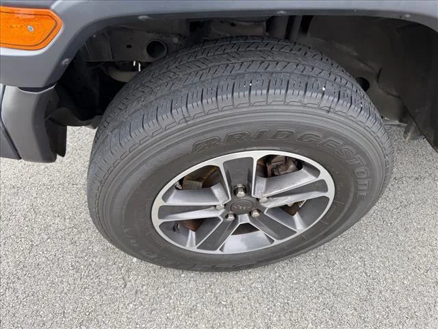 Used 2020 Black Clearcoat Jeep Sport S image 25