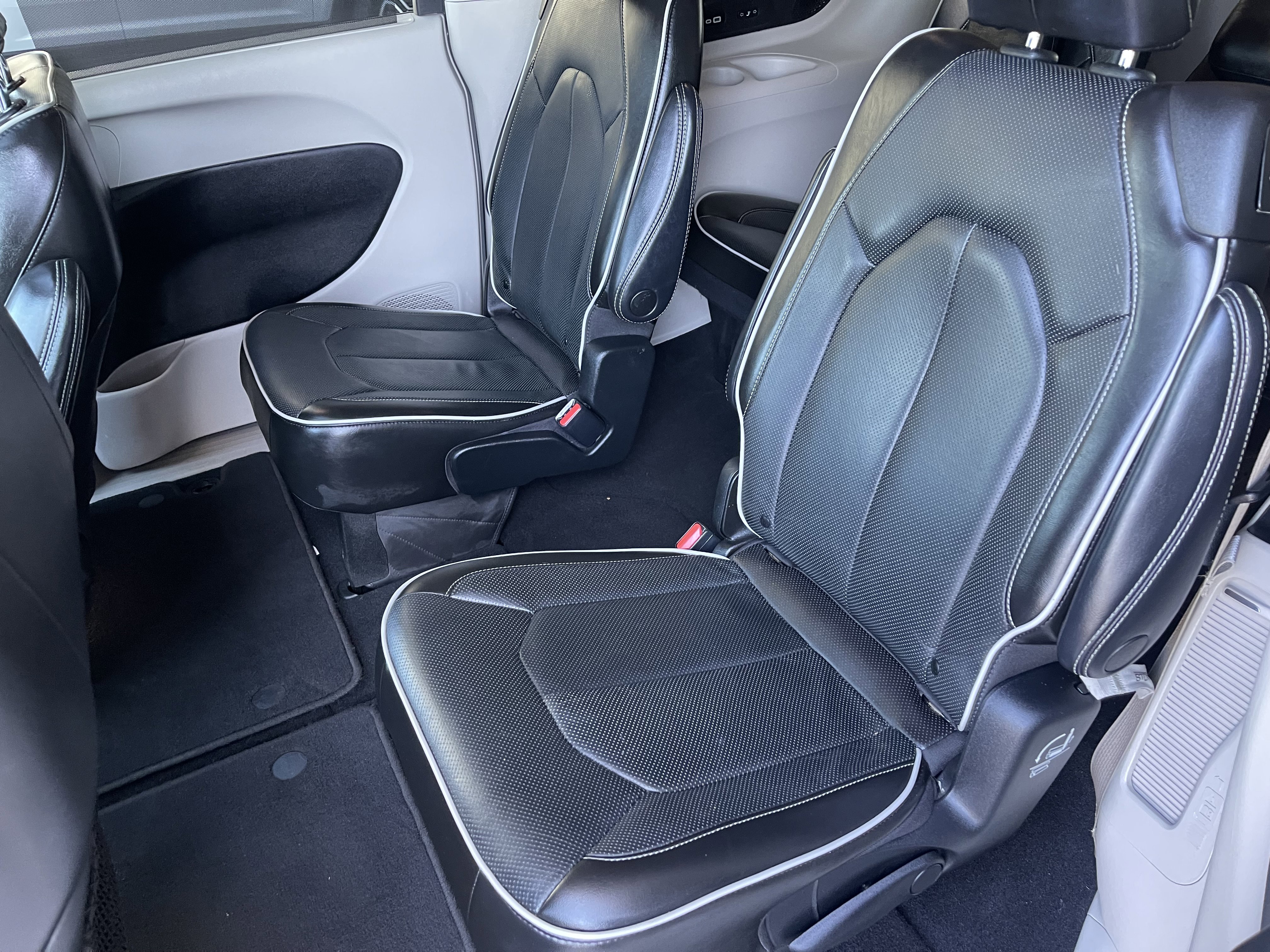 Used 2022 White Chrysler Limited image 17