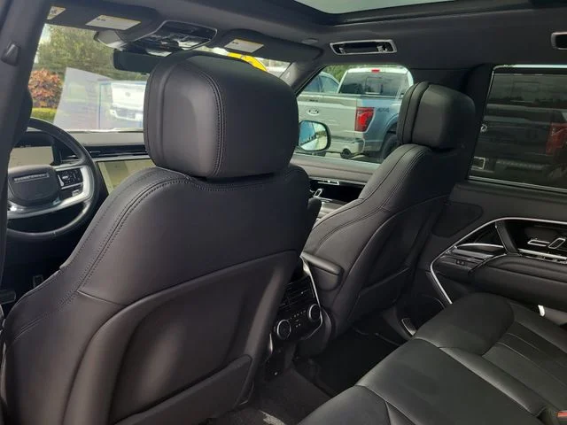Used 2023  Land Rover SE image 12