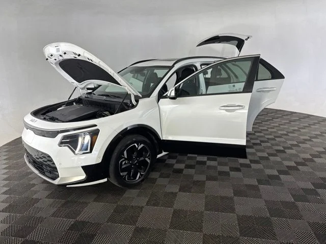 Used 2023 White Kia Wave image 12