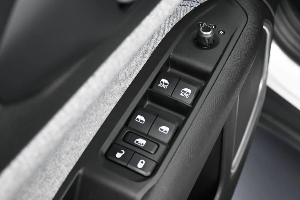 Used 2023 Bright White Clearcoat Jeep Latitude image 13