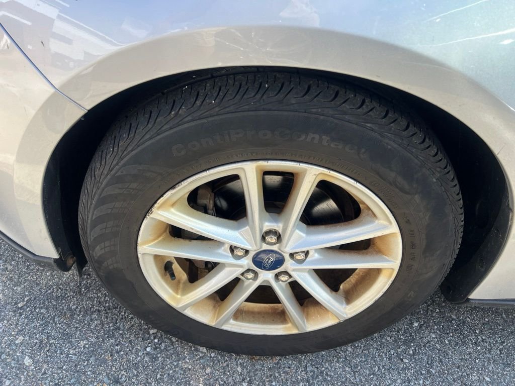 Used 2015 Silver Ford SE image 3