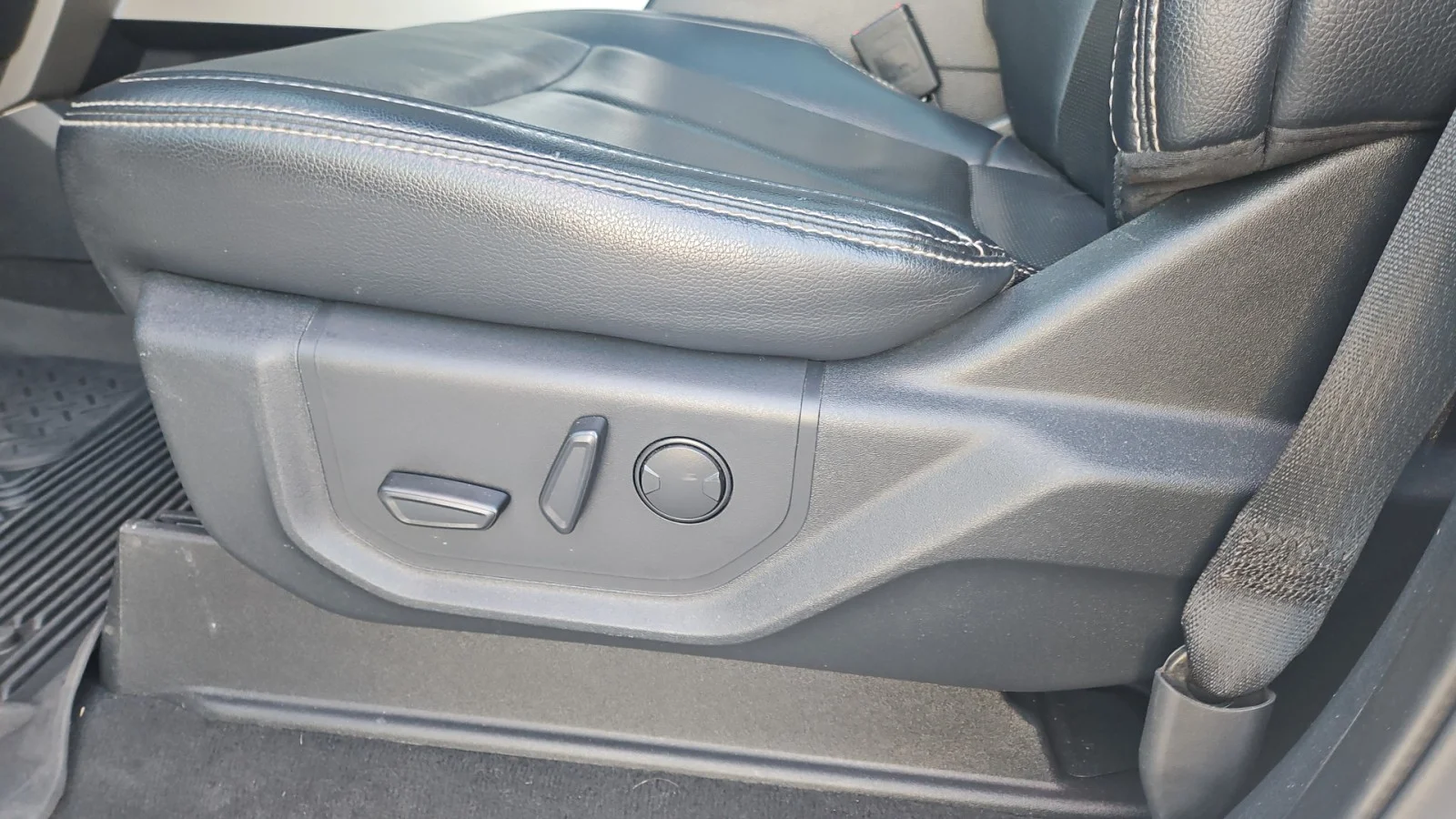Used 2022 Star White Metallic Tri-Coat Ford Lariat 4WD image 11