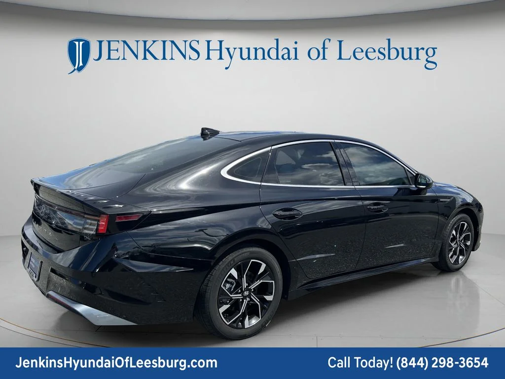 Used 2024 Black Hyundai SEL image 5