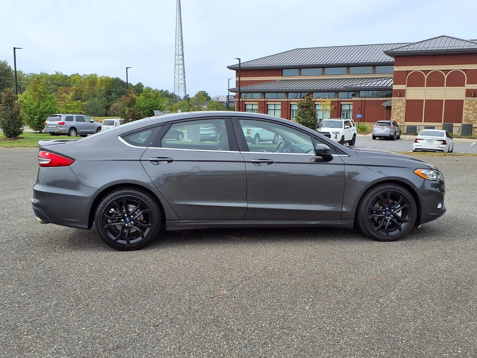 Used 2020 Magnetic Metallic Ford SE image 11