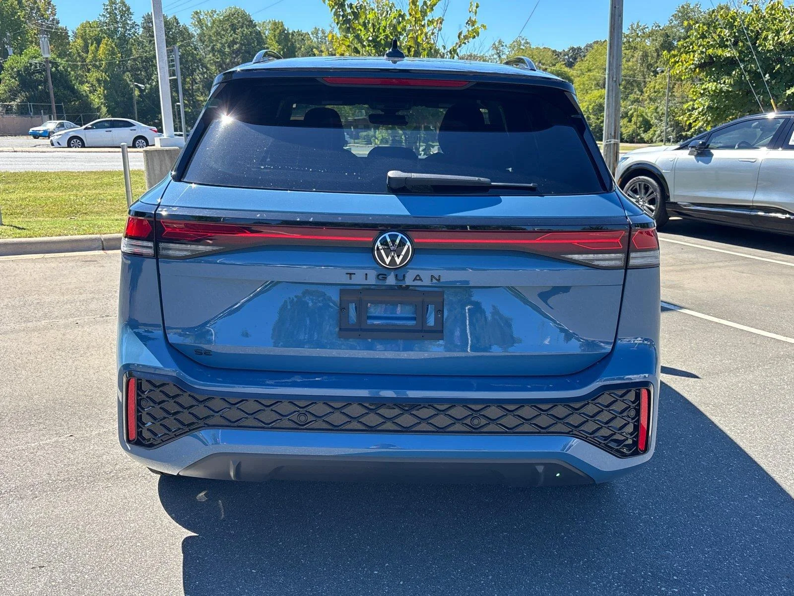 New 2026 Monterey Blue w/Deep Black Roof Volkswagen SE R-Line Black image 4