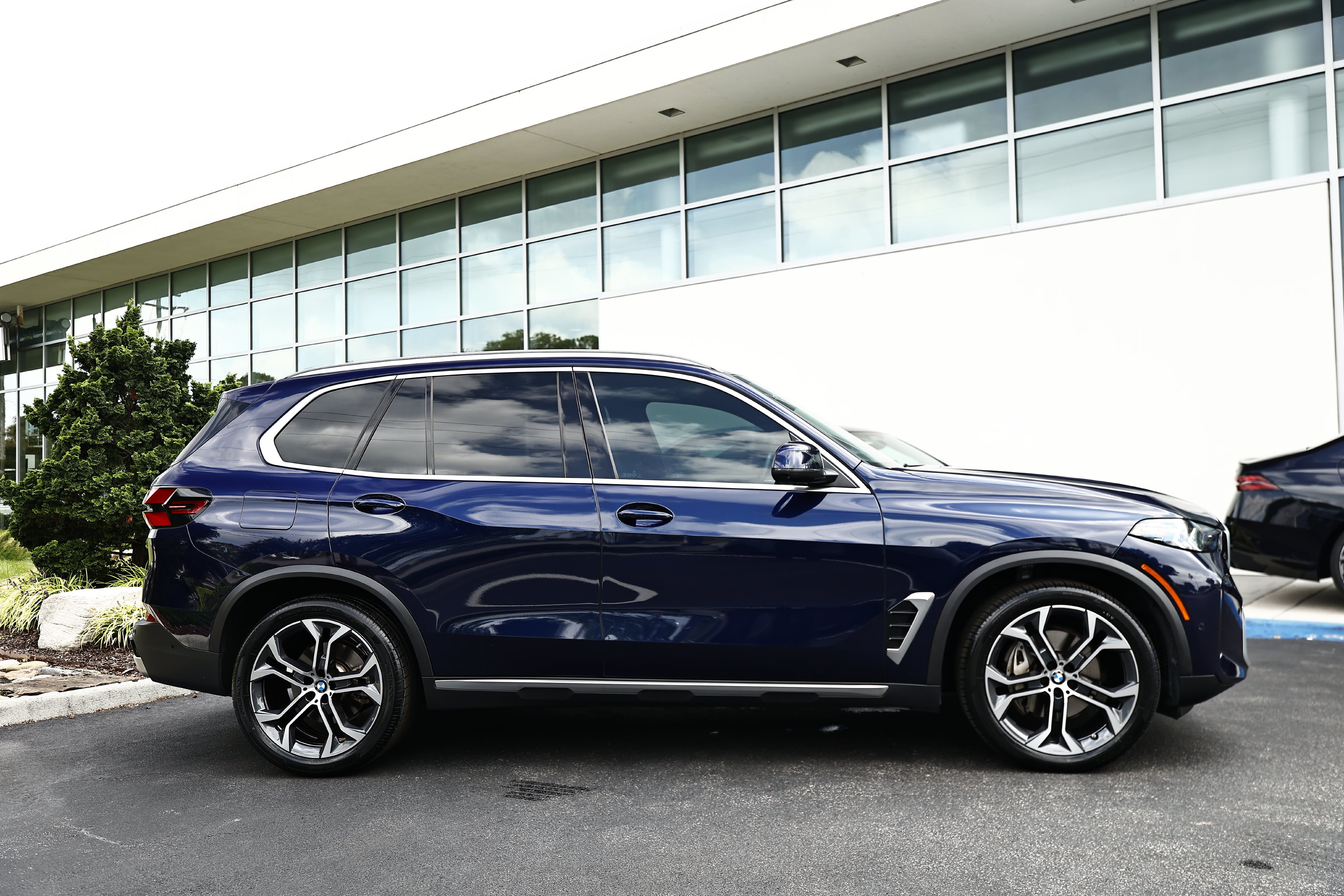 Certified Used 2025 Tanzanite Blue II Metallic BMW xDrive40i image 4