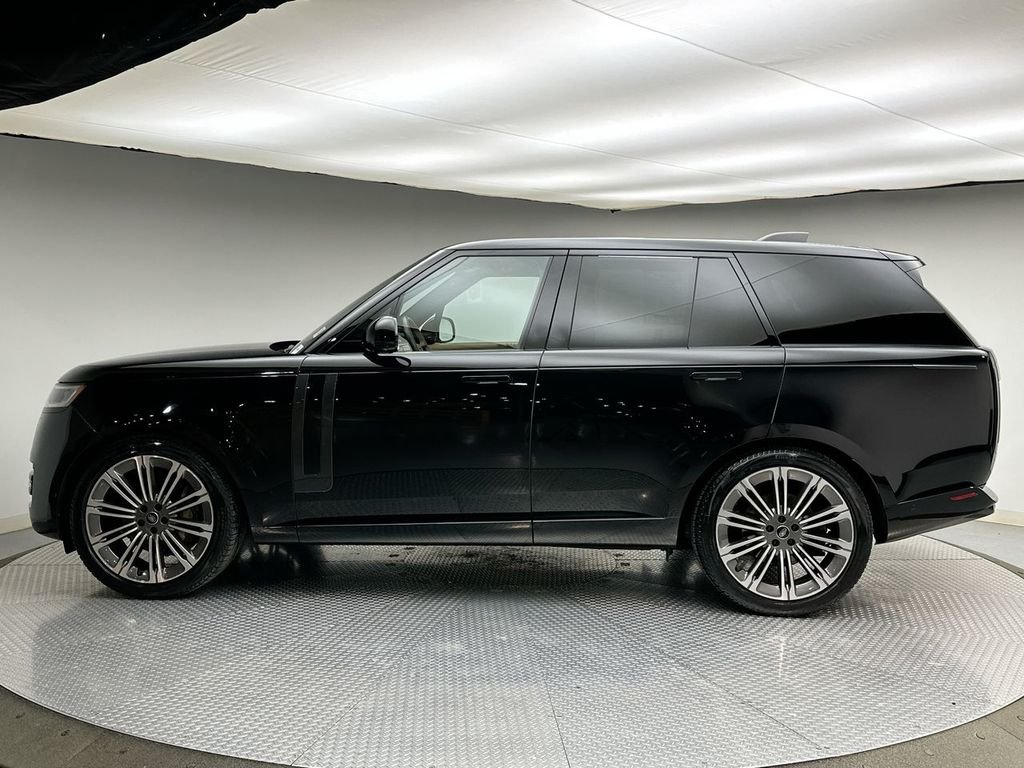 Used 2023 Santorini Black Metallic Land Rover SE image 10