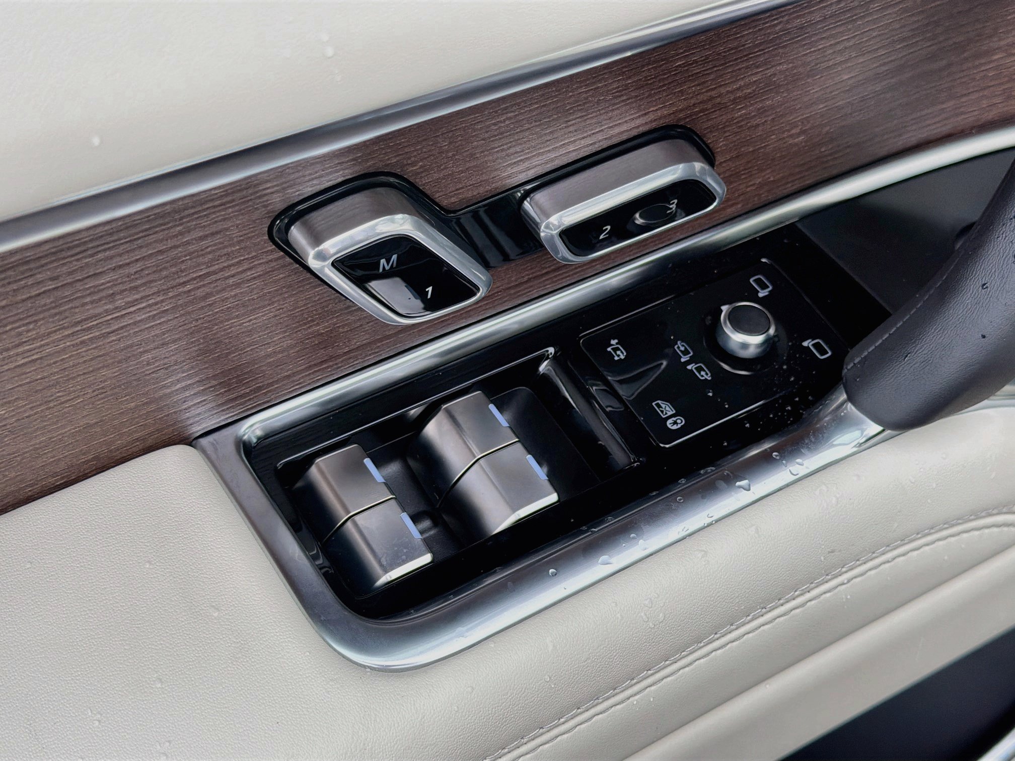New 2026 Charente Grey Land Rover SE image 24