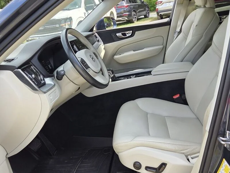 Used 2019 Denim Blue Metallic Volvo Momentum image 6