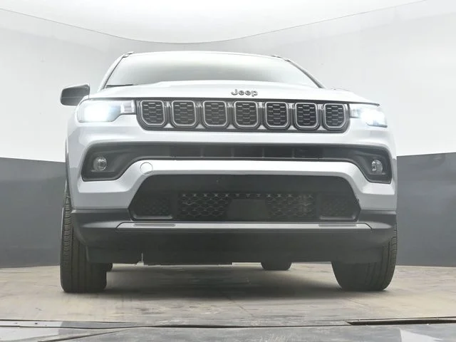 Used 2025 Silver Jeep Latitude image 38