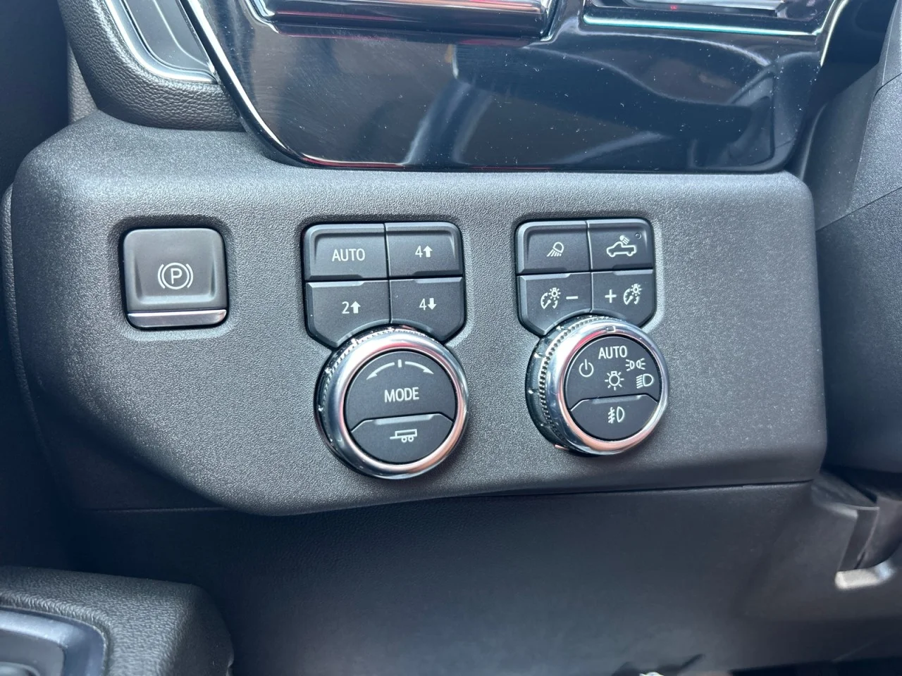 Used 2024 Sterling Metallic GMC SLT image 16