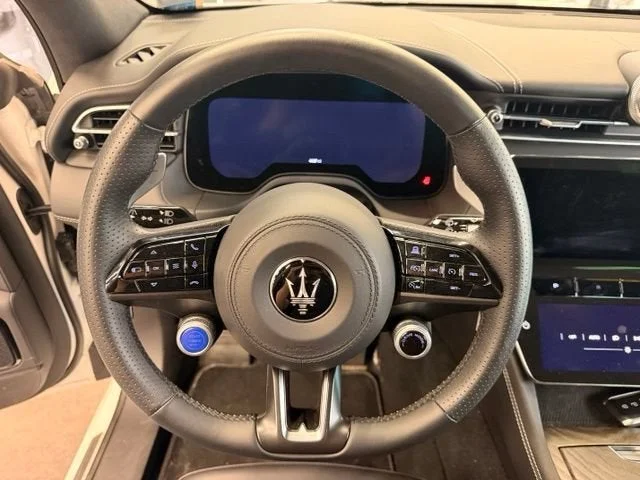Used 2025 White Maserati Base image 19