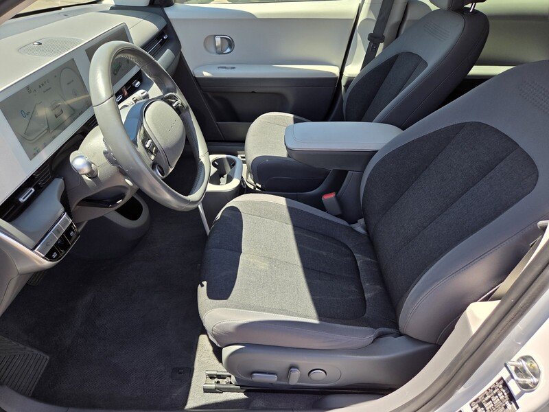 Used 2023 White HYUNDAI SE RWD image 10