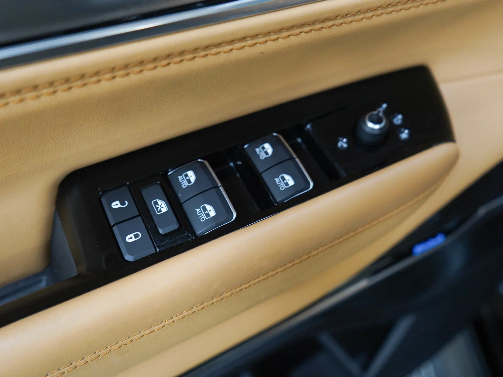 Used 2025 Diamond Black Crystal Pearlcoat Jeep Series III image 22