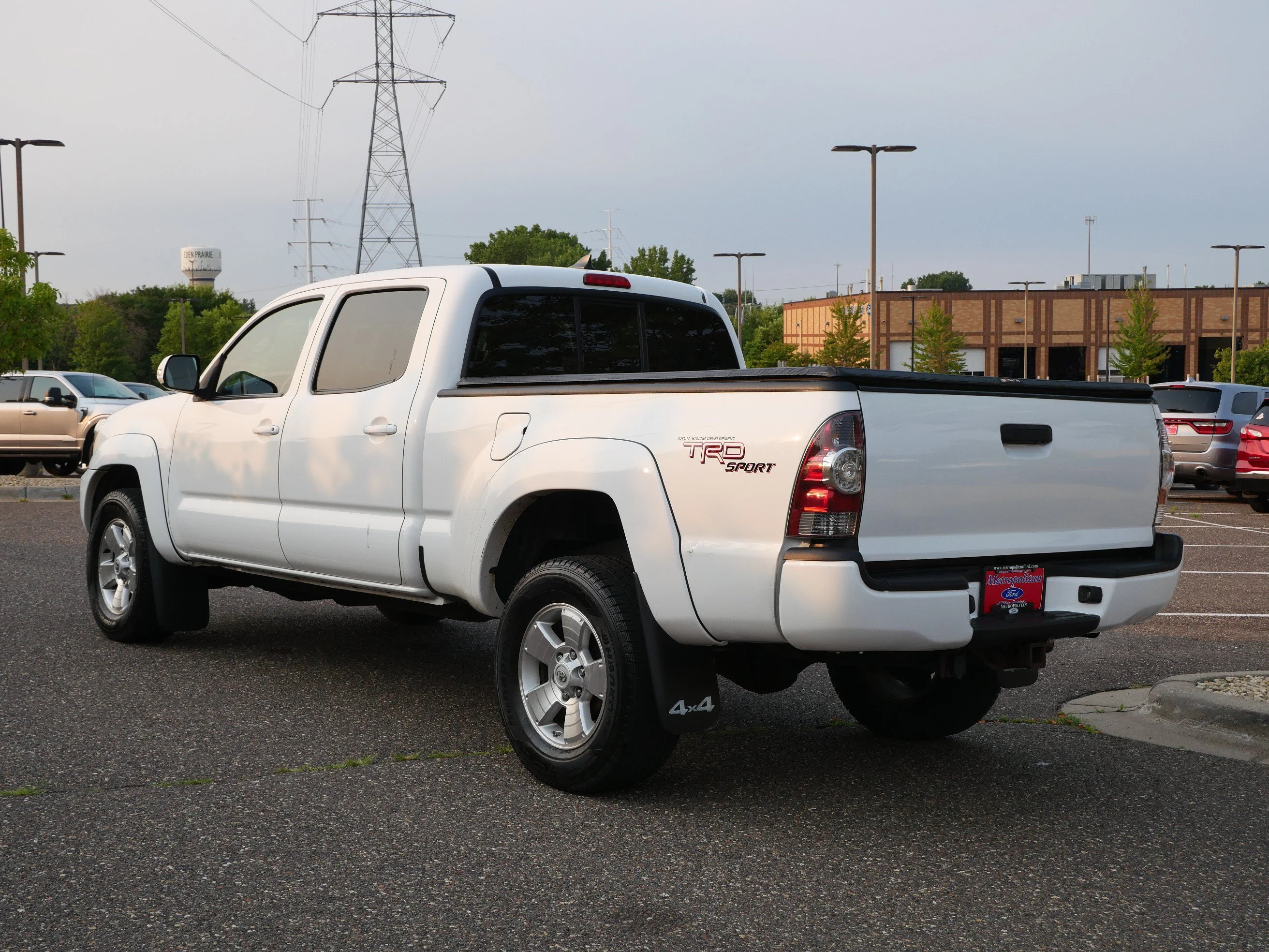 Used 2012 Super White Toyota 4WD Double Cab LB V6 AT image 4