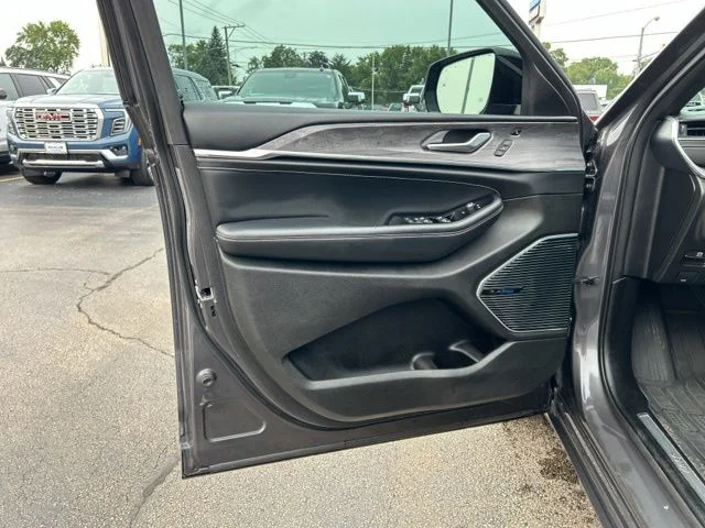 Used 2022 Gray Metallic Jeep Overland image 31